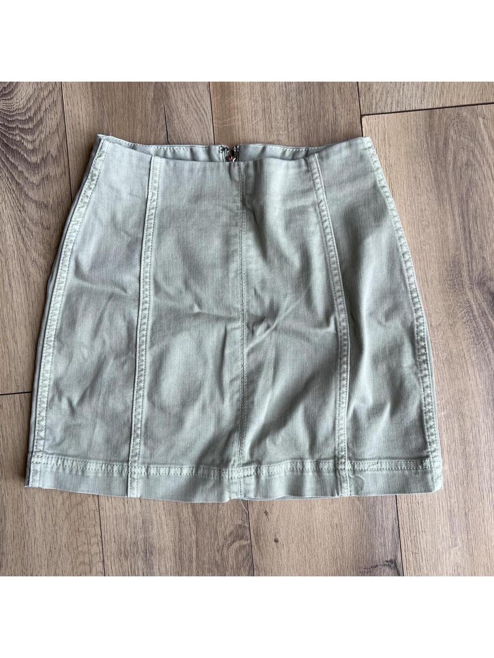 Wild Fable light green mini skirt with back zipper